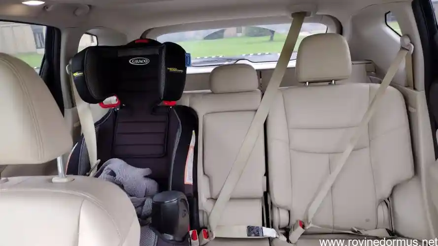how to unbuckle the middle seat belt