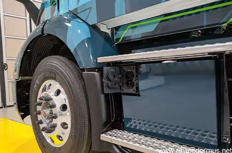 why do 18 wheelers have spikes