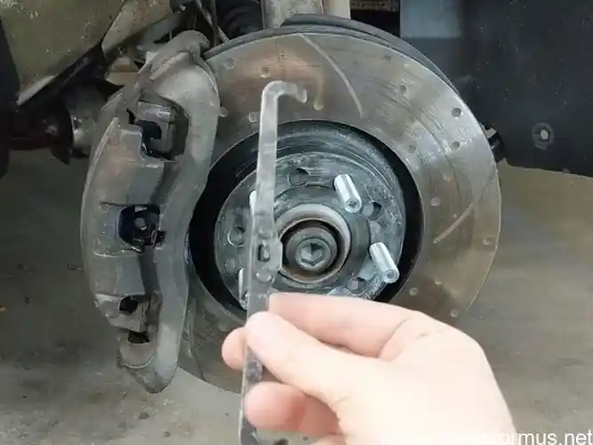 how to install anti rattle clips on brake pads
